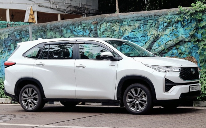 Toyota Innova Hycross